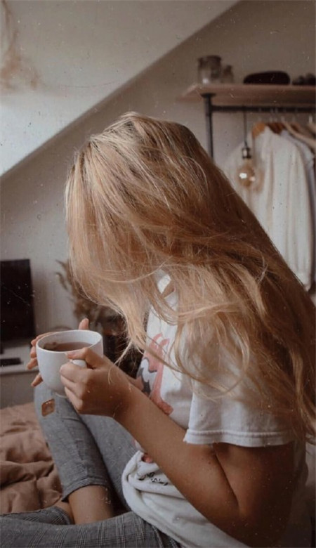 2020街头风欧美风格个性皮肤 却总是放不下眼前的手机