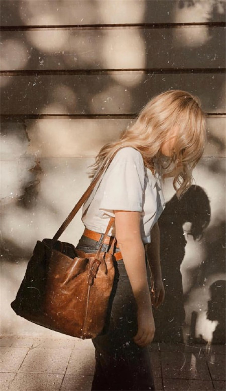 2020街头风欧美风格个性皮肤 却总是放不下眼前的手机