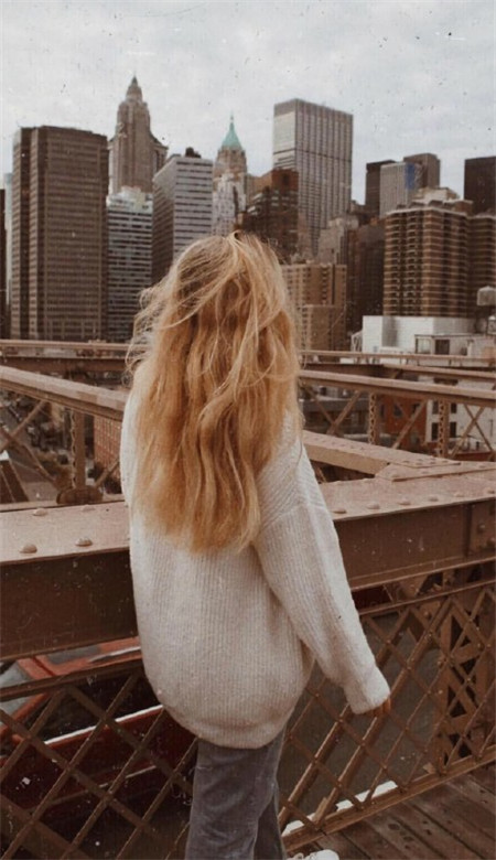 2020街头风欧美风格个性皮肤 却总是放不下眼前的手机