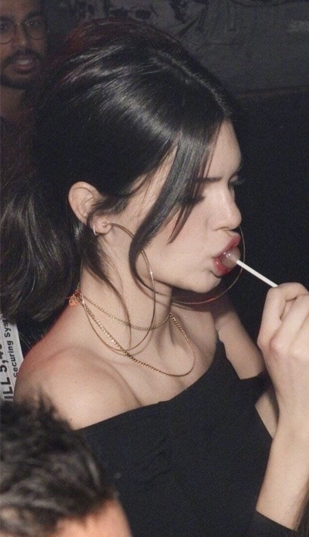 看着就想存图的肯豆ins高清壁纸 那就早点睡觉来疗伤吧