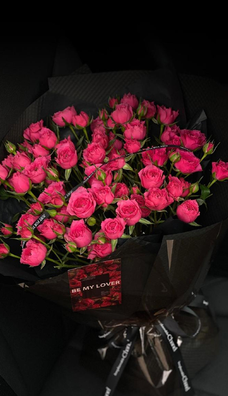 黑色系壁纸冷酷女很有质感 轻舟快船祝你好过春山