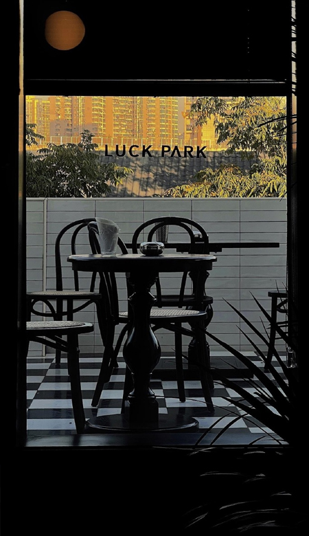 黑色系壁纸冷酷女很有质感 轻舟快船祝你好过春山